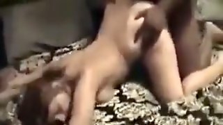 Cuckold filma la moglie che lo tradisce con un negro
